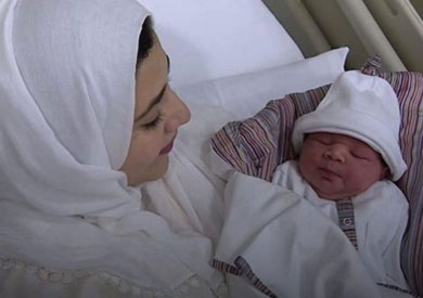 موزة المطروشي، 24 عاما من دبي، أنجبت طفلها في لندن بعد زرع نسيج من مبيضها كان مجمدا منذ أن كانت في التاسعة لحمايته من العلاج الكيميائي
